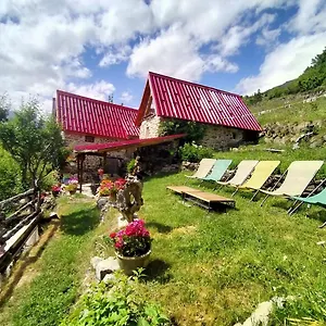 https://les-toits-rouges.fr-provencehotel.com